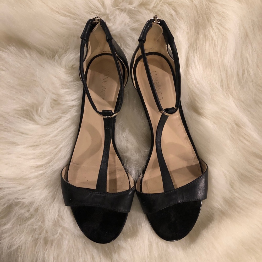 🎄🎉 T strap flats